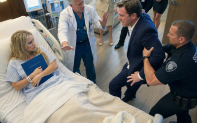 Przybyłam do szpitala na operację i zastałam kochankę mojego męża leżącą w sali pooperacyjnej, którą moja umierająca matka zarezerwowała dla mnie. Miała na sobie szlafrok mojej matki, ale nie wiedziała, że w tym pokoju znajduje się notatka prawna, zapieczętowany folder i prawda, której mój mąż nie mógł kontrolować.