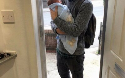 Mój mąż wyrzucił naszego 18-letniego syna z domu – rok później wrócił z noworodkiem na rękach i walizką, która sprawiła, że ścisnęło mnie za serce