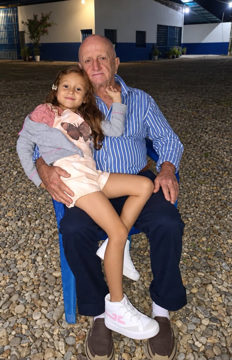 „Pewnego dnia moja córeczka powiedziała mi: »Mamo, za każdym razem, gdy dziadek mnie kąpie, prosi mnie o zabawę. Muszę zamknąć oczy, a kiedy są zamknięte, on coś robi…«. Zamarłam. Następnego dnia bez ostrzeżenia otworzyłam drzwi łazienki… i to, co zobaczyłam, sprawiło, że zaczęły mi się trząść nogi. Powiedziało mi: »Mamo, za każdym razem, gdy dziadek mnie kąpie, prosi mnie o zabawę. Muszę zamknąć oczy, a kiedy są zamknięte, on coś robi…«. Zamarłam. Następnego dnia bez ostrzeżenia otworzyłam drzwi łazienki… i to, co zobaczyłam, sprawiło, że zaczęły mi się trząść nogi.