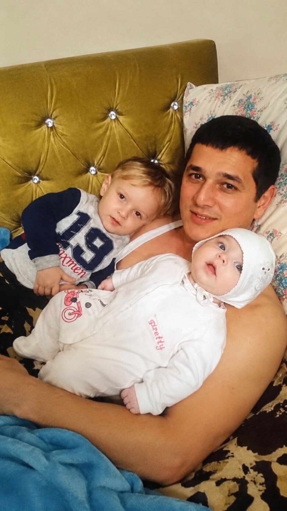 Każdego ranka Michael wstawał o 4:30, żeby nakarmić troje swoich dzieci — aż pewnego dnia zardzewiałe pudełko w starej stodole ujawniło to, co jego ojciec ukrywał przez 15 lat 😱