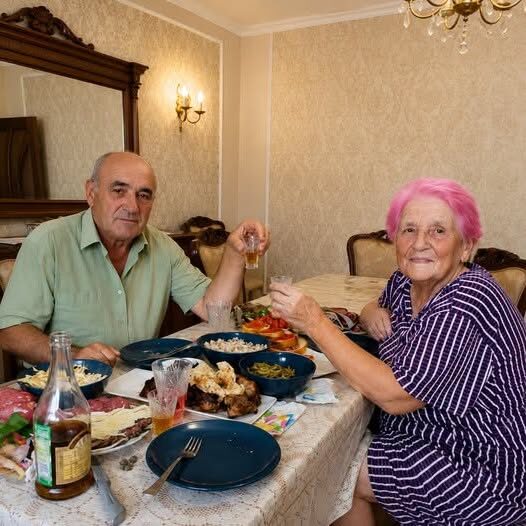 Podawał jej drinka każdej nocy przez 35 lat: prawda odkryta po jego śmierci zmieniła wszystko.