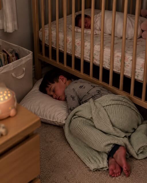 Mój 7-letni syn zaczął spać pod łóżeczkiem swojej nowonarodzonej siostry każdej nocy — a potem o 2 w nocy usłyszałam, jak szepcze: „Nie pozwolę, żeby babcia to znowu zrobiła”… I krew mi się ścięła