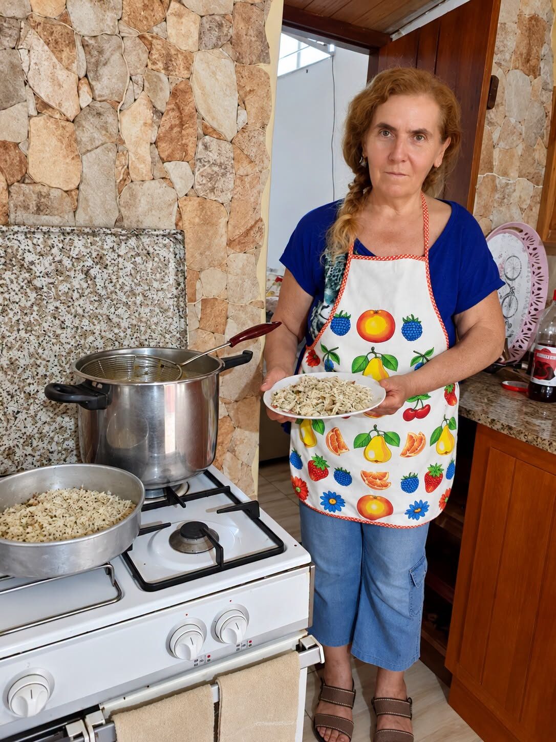 Mam 82 lata, ale mój syn zmusza mnie do codziennego gotowania, bo twierdzi, że jego żona „nie powinna musieć tego robić” — Aż pewnego wieczoru położyłam coś na stole, przez co nagle zbladł…