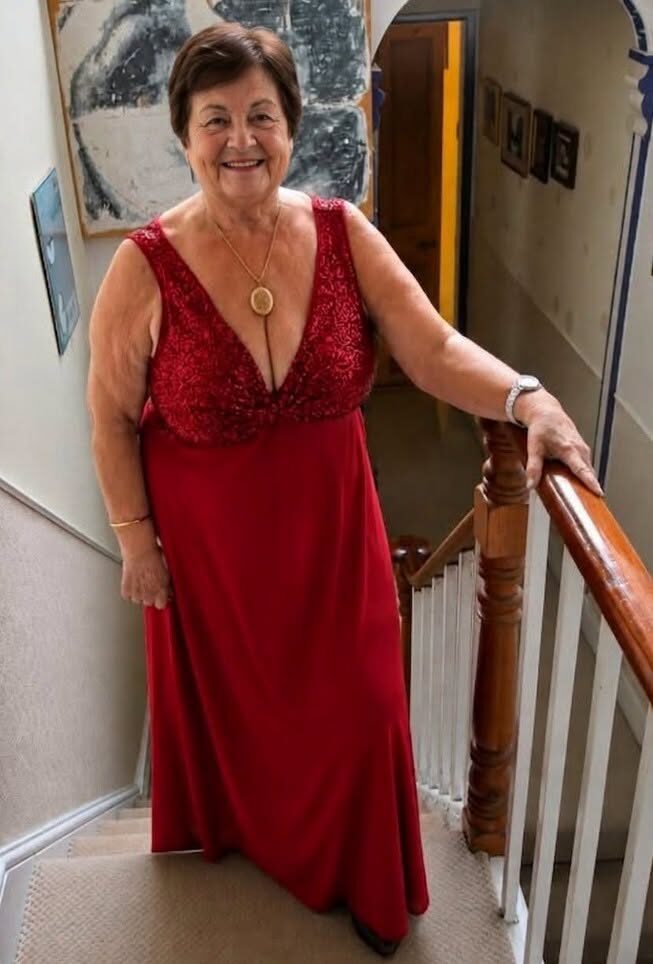 Córka powiedziała, że jestem za stara na czerwoną sukienkę — a podczas ich rocznicy podjęłam niespodziewaną decyzję