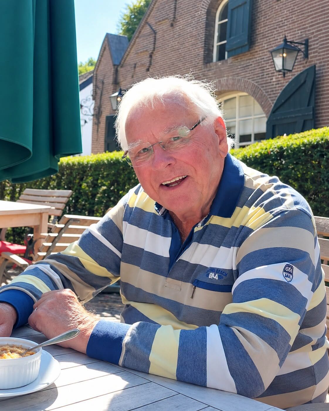 „Mam 78 lat, a mój syn powiedział mi: «Jeśli nie zostawisz mi całego swojego majątku, oddam cię do domu opieki i dopilnuję, żebyś już nigdy nie zobaczył swoich wnuków». Myślałem, że tylko próbuje mnie przestraszyć. Ale następnego ranka pojawił się pod moim domem z dwojgiem nieznajomych. Kiedy dowiedziałem się, po co przyszli, zrobiłem coś, przez co mój syn zaczął drżeć na całym ciele…”