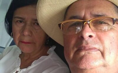 Po 52 latach małżeństwa mąż zabrał mnie do samolotu, nie mówiąc mi, dokąd lecimy. W połowie lotu ścisnął mnie za rękę i wyszeptał: „Po dzisiejszym dniu nigdy więcej nie zobaczysz swoich dzieci”. Wpatrywałam się w mężczyznę, z którym spędziłam całe życie, przerażona tym, co miał na myśli…