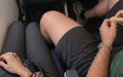 Mężczyzna przez wiele godzin trzymał kobietę na siedzeniu w samolocie – kiedy wrócił z toalety, krzyknął: „Co, do cholery, zrobiłaś?!”.