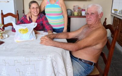 Moja mama miała 72 lata, kiedy wyznała: „Twój ojciec płacił mi co miesiąc przez lata za trzymanie języka za zębami. Jeśli kiedykolwiek dowiesz się, co naprawdę zrobił, możesz już nigdy nie chcieć nazywać go tatą”. Kiedy mama wypowiedziała ostatnie słowa, nagle wstał i zamknął drzwi kuchni od środka…