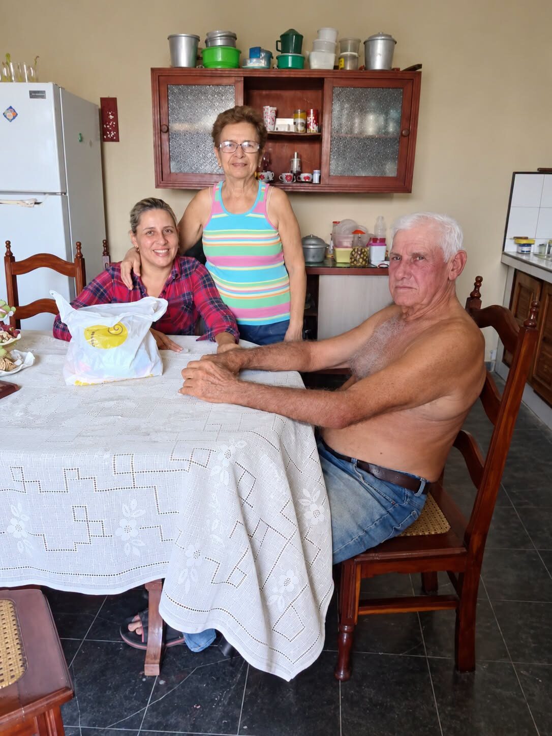 Moja mama miała 72 lata, kiedy wyznała: „Twój ojciec płacił mi co miesiąc przez lata za trzymanie języka za zębami. Jeśli kiedykolwiek dowiesz się, co naprawdę zrobił, możesz już nigdy nie chcieć nazywać go tatą”. Kiedy mama wypowiedziała ostatnie słowa, nagle wstał i zamknął drzwi kuchni od środka…