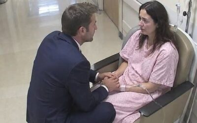 Dwa miesiące po rozwodzie z żoną znalazłem ją siedzącą samotnie na korytarzu szpitalnym w szpitalnej koszuli.
