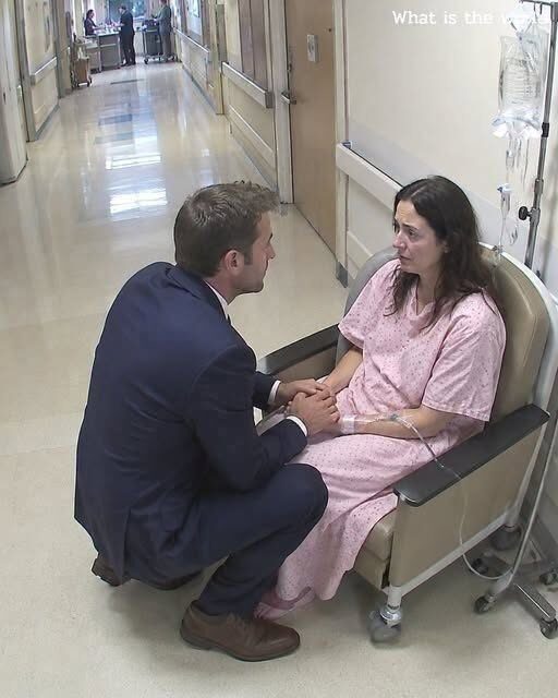 Dwa miesiące po rozwodzie z żoną znalazłem ją siedzącą samotnie na korytarzu szpitalnym w szpitalnej koszuli.
