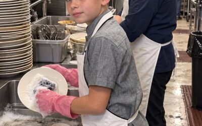Mój 13-letni syn potajemnie podjął pracę zmywaka, a ja nie miałam pojęcia dlaczego. Potem zadzwonił do mnie jego szef i powiedział: „Wiesz, co on robi z każdą wypłatą?! Wszystko, co ten chłopak ci powiedział o pieniądzach, to kłamstwo”.